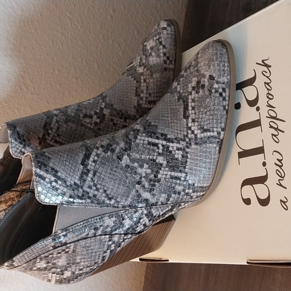 ANNA ULLMAN SNAKE. Booties for Women.Size : 8M.